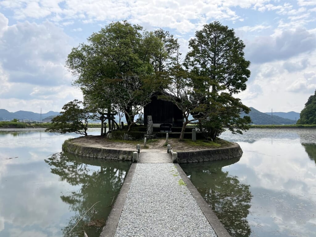 SNS映えする池に浮かぶ須濱神社