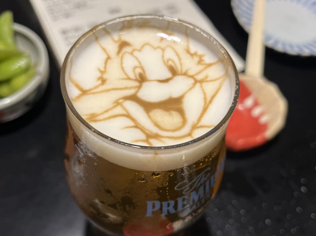 泡でアートを描いたビール
