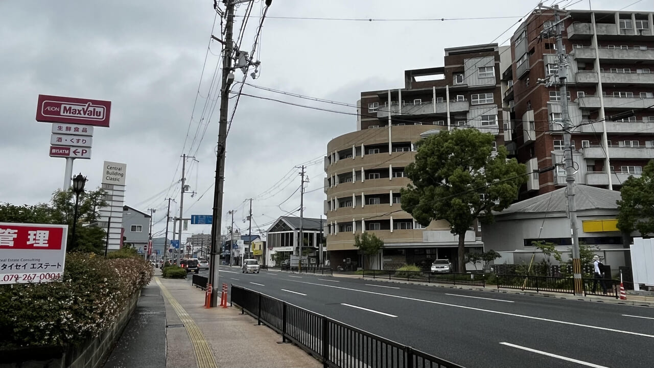 ゴダイ薬局側からマックスバリュを見る