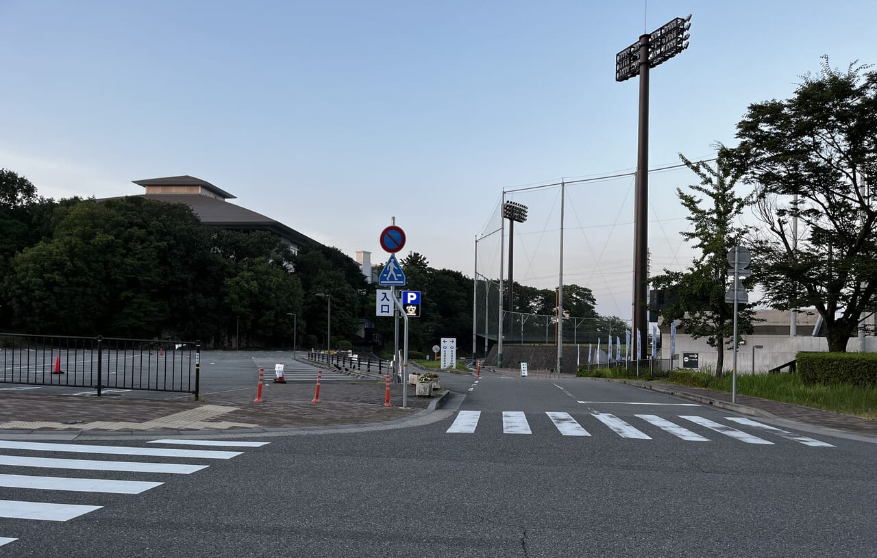 球場と武道館側の駐車場