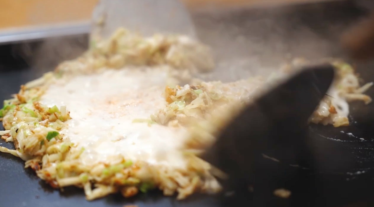 もんじゃ焼きや逸品料理は目の前で熟練のスタッフが一枚一枚丁寧に焼き上げる